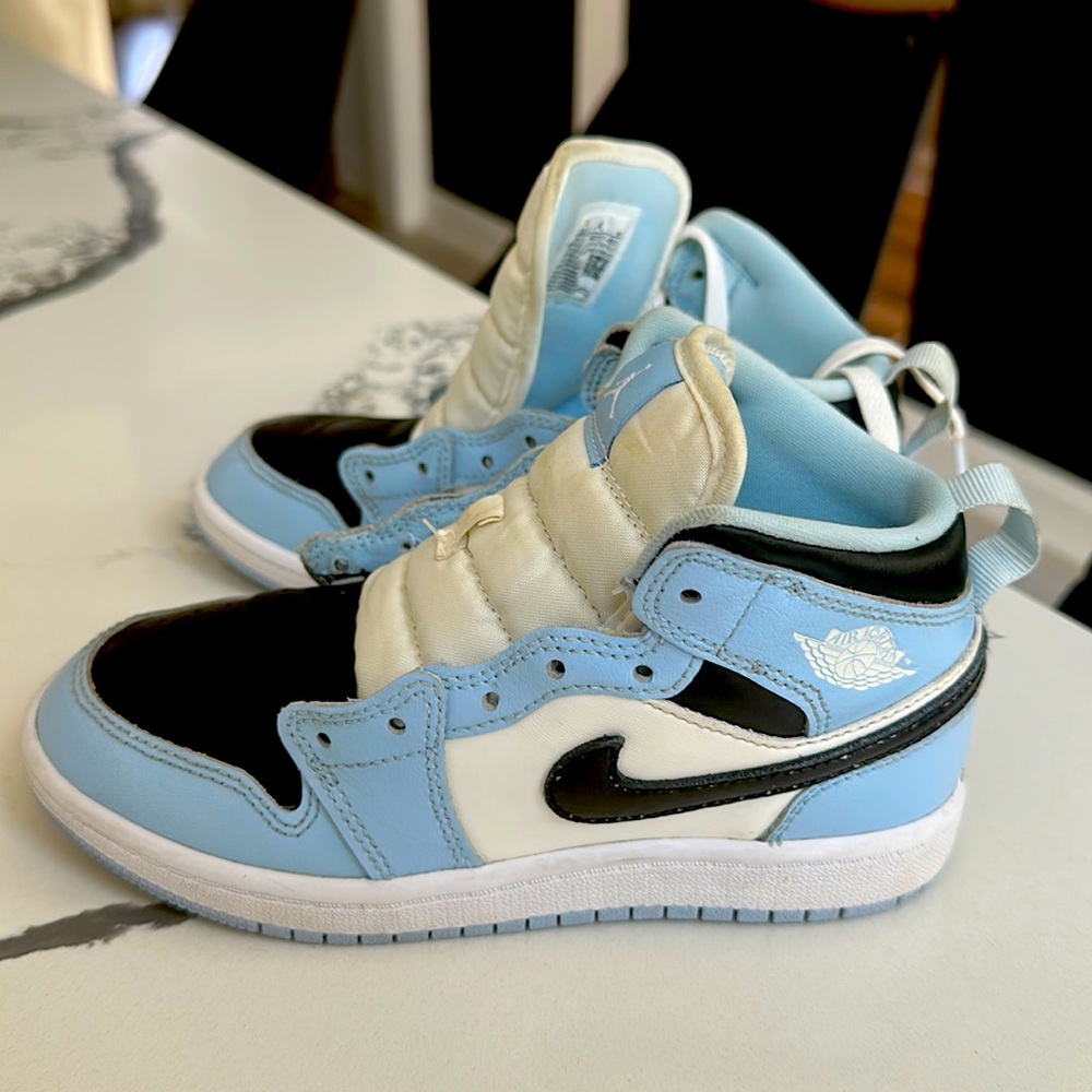 Pretty nike sneakers my daughter wearing 3 times only